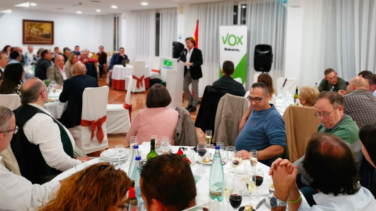 Cerca de 100 personas asistieron ayer a la “Cena de Navidad” organizada por VOX Menorca en el restaurante del Hotel Sagitario